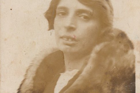 Eine Portraitaufnahme einer älteren Dame