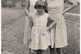 Ein kleines Mädchen mit ihren älteren Schwestern