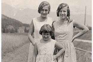 Ein kleines Mädchen mit ihren älteren Schwestern