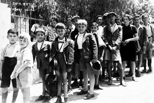 Eine große Gruppe an Personen, von Kindern bis ins Erwachsenenalter