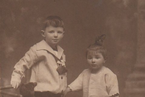 Zwei Kleinkinder posieren für ein Foto