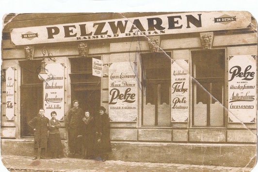 Familie steht vor ihrem Geschäft