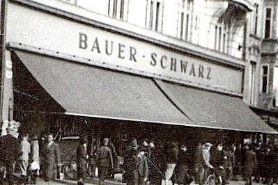 Außenansicht eines Warenhauses in Innsbruck, die Schaufenster wurden von den Nationalsozialisten mit Jude beschmiert