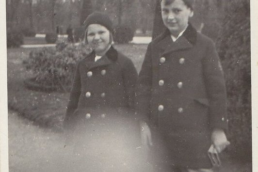 Zwei junge Kinder stehen in einem Park