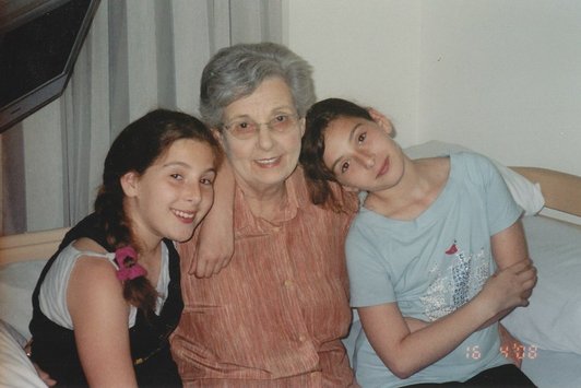 Eine ältere Dame mit zwei jungen Mädchen