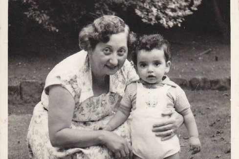 Eine ältere Frau mit einem Kind