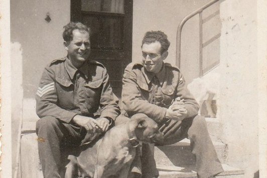 Zwei Polizisten sitzen an einer Stufe