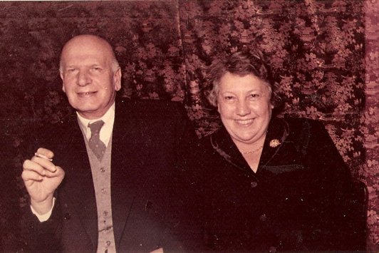 Ein älterer Herr und eine ältere Dame 