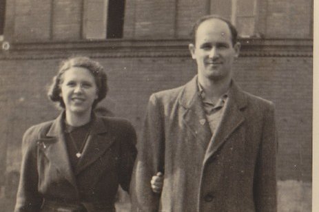 Ein Pärchen auf einem Spaziergang