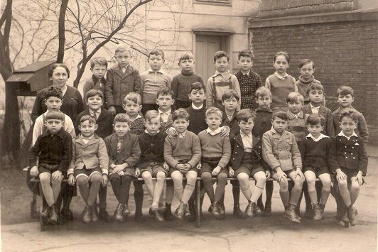 Ein Klassenfoto einer Volkschule
