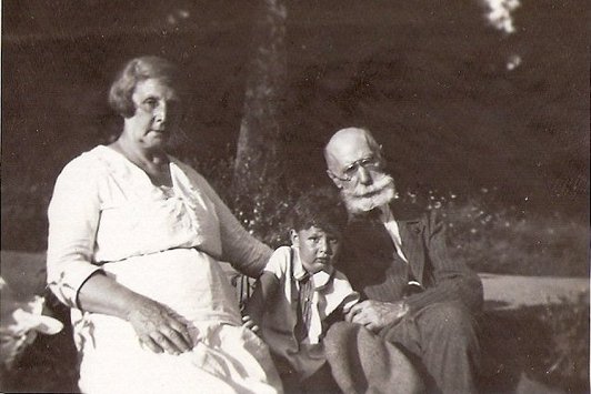 Ein junger Bub gemeinsam mit seinen Großeltern