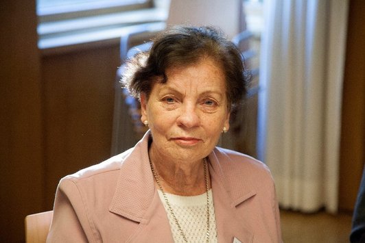 Eine ältere Dame ist im Bild zu sehen