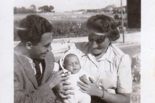 Zwei Eltern mit ihrem Kind