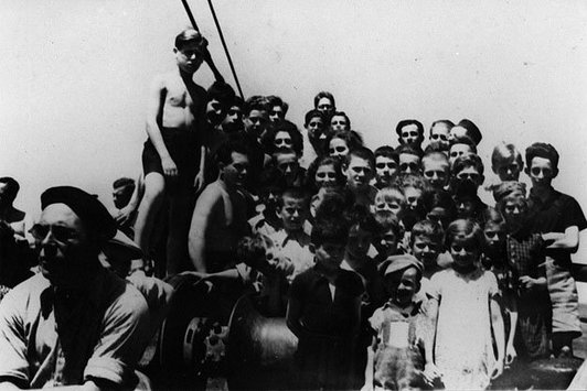 Eine Große Gruppe Personen auf einem Schiff