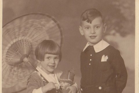 Ein junger Bursche mit seiner kleinen Schwester