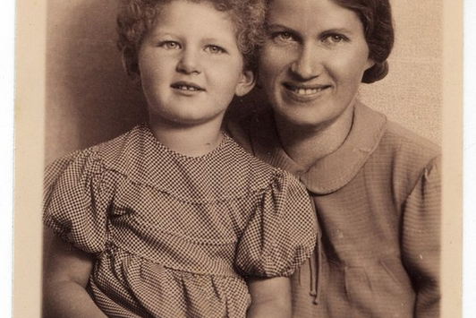 Eine Mutter und ihre kleine Tochter