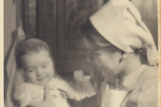 Eine Krankenschwester hält ein Baby