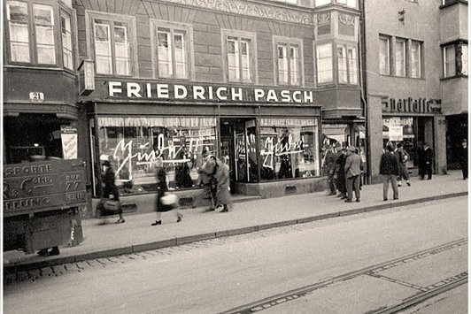 Foto eines Schaufensters von einem Geschäft in Innsbruck, welches von den Nazis mit Jude beschmiert wurde