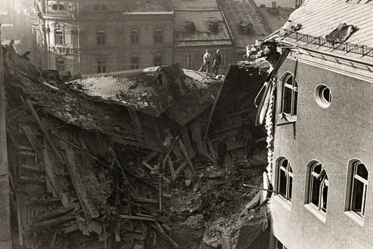 Ein zerbombtes Gebäude in Innsbruck zur Zeit des zweiten Weltkrieges
