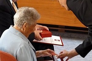 Eine ältere Dame erhält das Ehrenkreuz der Stadt Innsbruck