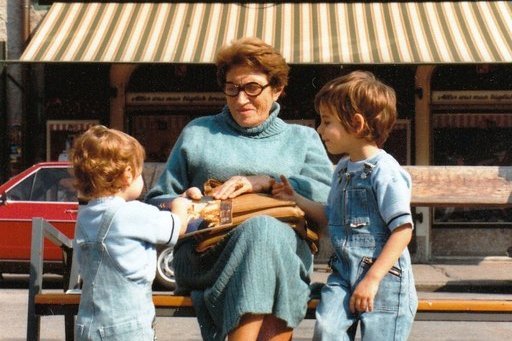 Eine Großmutter mit ihren zwei Enkelkindern