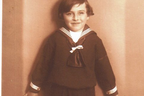 Ein Kind im Matrosenanzug 