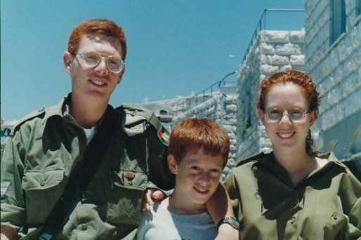 Drei Geschwister, zwei davon sind uniformiert