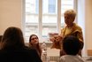 eine ältere Dame spricht mit jungen Personen