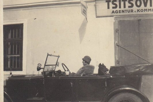 Eine Frau fährt Auto 