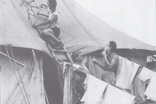 Ein Mann malt einen Cartoon auf ein Zelt