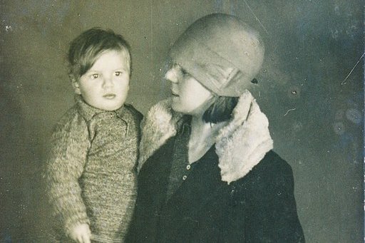 Eine Mutter mit ihrem kleinen Sohn