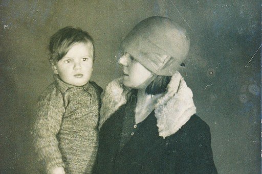 Eine Mutter mit ihrem kleinen Sohn