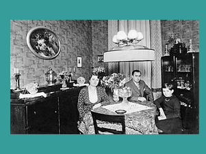 Eine Familie sitzt zu Tisch