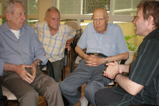 Vier Herren unterhalten sich