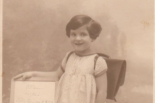 Foto eines jungen Mädchens an ihrem ersten Schultag