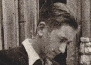 Ein Mann zeichnet auf einem Block