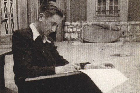 Ein Mann zeichnet auf einem Block