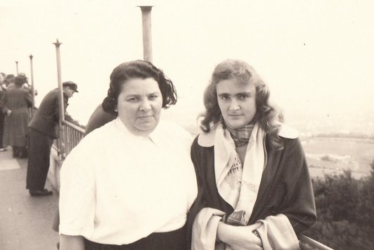 Eine junge Frau und eine ältere Frau stehen nebeneinander