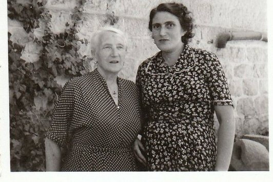 Foto einer älteren Dame und ihrer Tochter