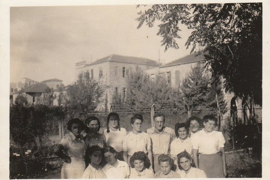 Eine Gruppe junger Menschen posiert für ein Foto