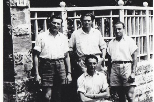 Gruppenfoto von vier Männern