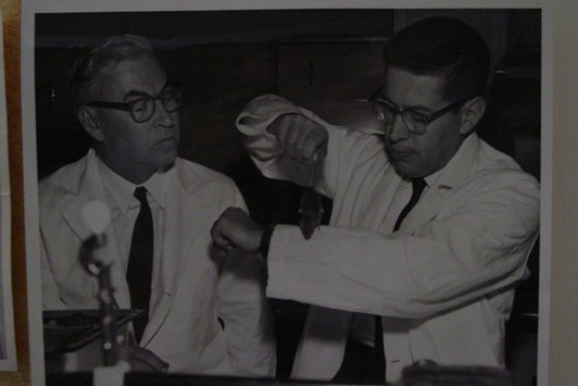 Zwei Wissenschaftler im Labor