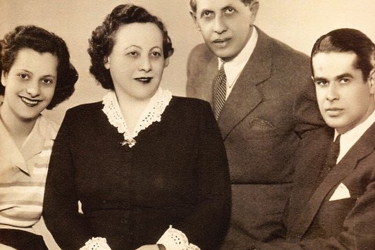 Ein Foto von vier Personen