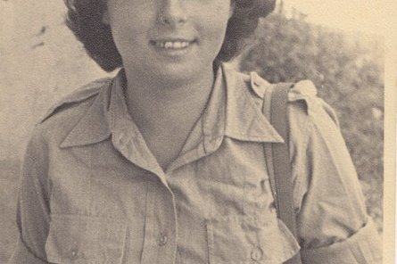 Eine junge uniformierte Frau